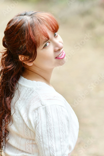 Retrato de una mujer joven guatemalteca, cabello largo castaño, lindos ojos verdes y una sonrisa preciosa.