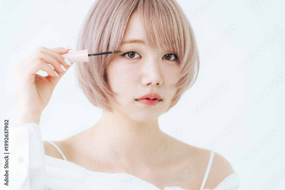 Fototapeta premium マスカラをつけるハイトーンショートボブヘアの女性
