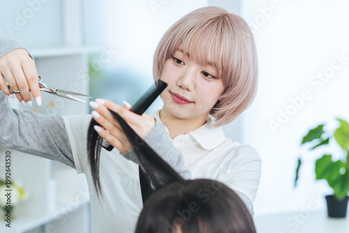 Bild auf Leinwand 美容師、美容院、ヘアサロン、ヘアカット、専門学校、美容学生、仕事、転職、資格、免許、美容室、サロン、理髪店、ヘアスタイリスト、ファッション、ヘアケア、ヘアアレン
