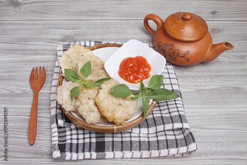 a plate of cireng with sauce on table