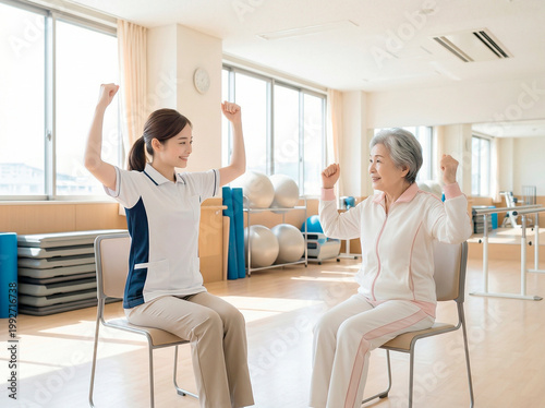 介護施設で体操をするシニア女性とスタッフ
