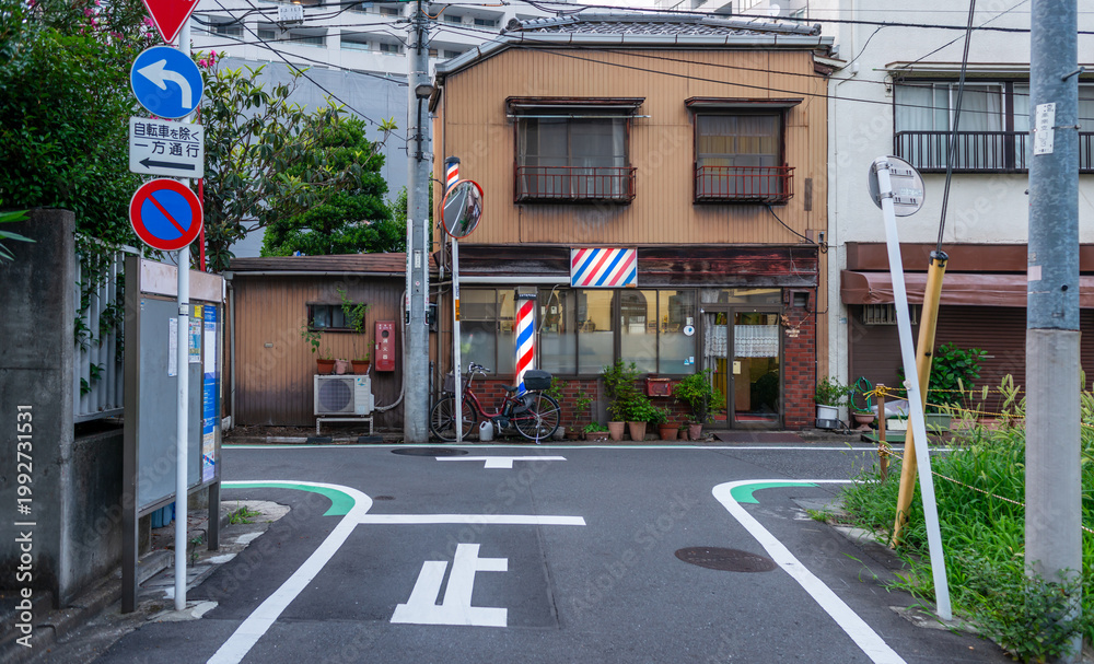 Naklejka premium 昭和レトロな雰囲気の日本の理髪店と下町の路地裏にある道路標識の風景