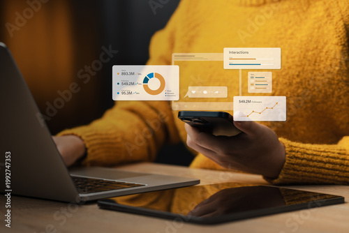 Foto Professional Social Media Marketing Analytics Concept with Dashboard on Smartpho
