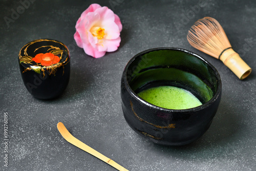 日本の茶道　茶碗と抹茶と茶筅と棗と茶杓と美しい椿　コピースペースあり　Japanese Tea Ceremony (Chado) : Tea bowl, matcha (green tea), tea whisk, tea container, tea scoop and beautiful camellia , copy space available