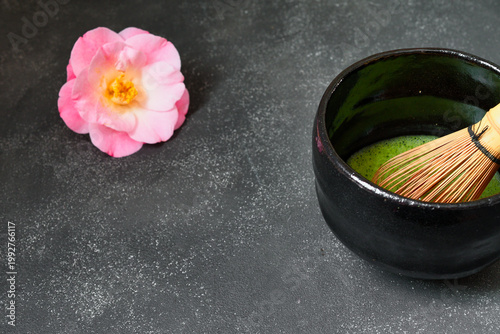 日本の茶道　茶碗と抹茶と美しい椿　コピースペースあり　
Japanese Tea Ceremony (Chado) : Tea bowl, matcha (green tea) and beautiful camellia , copy space available