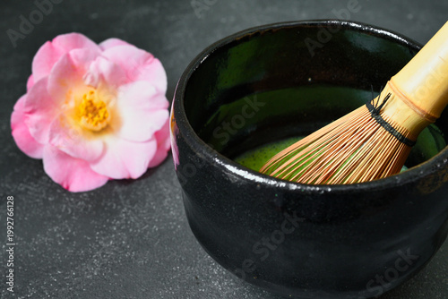 日本の茶道　茶碗と抹茶と美しい椿　コピースペースあり　
Japanese Tea Ceremony (Chado) : Tea bowl, matcha (green tea) and beautiful camellia , copy space available