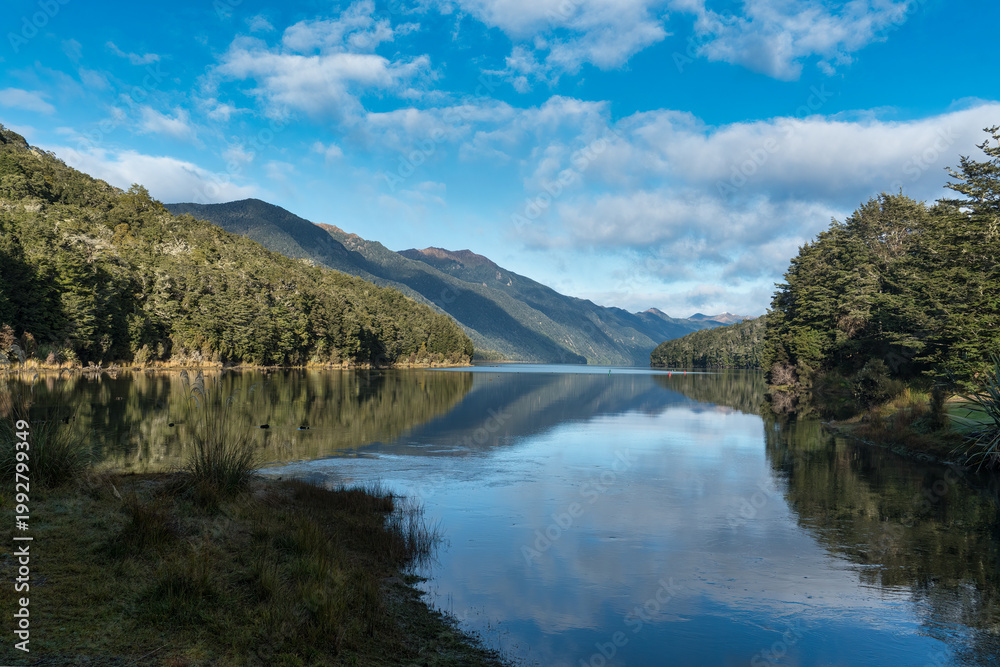 Naklejka premium no people,landscape - scenery,lake,mountain,tree,water,sky,forest,cloud - sky,reflection,mountain peak,beauty in nature,beauty,wilderness,national park,mountain range,water's edge,lakeshore,remote loc