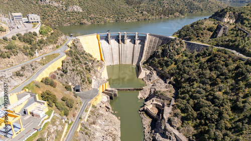 Fotografía Miranda do douro dam controlling river water flow in transmontano region, portug