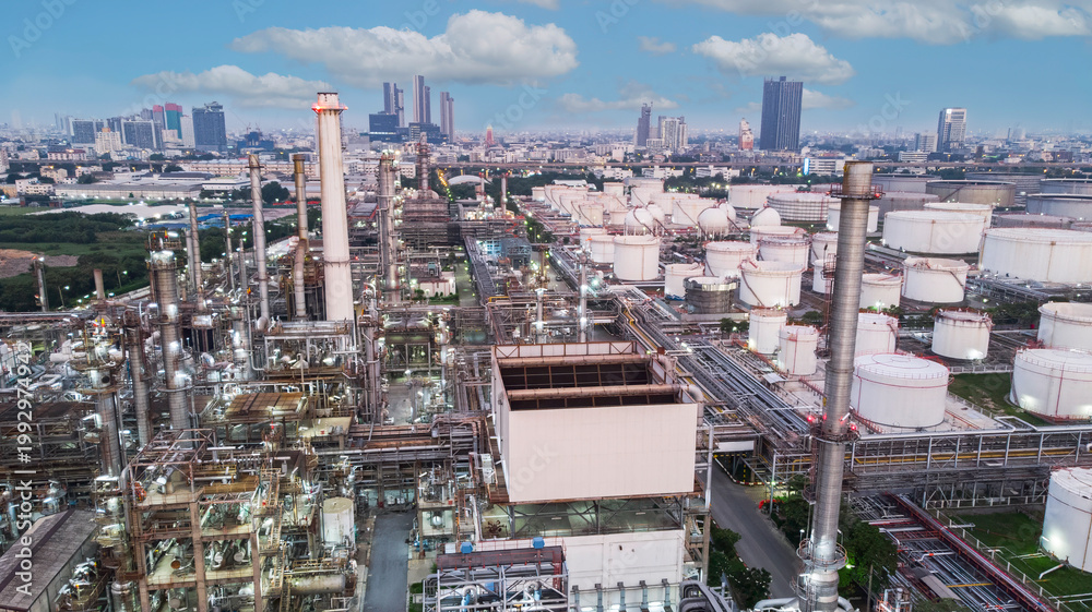 Obraz premium Oil and gas industry - refinery factory zone, The equipment of oil refining,Close-up of industrial pipelines of an oil-refinery petrochemical plant