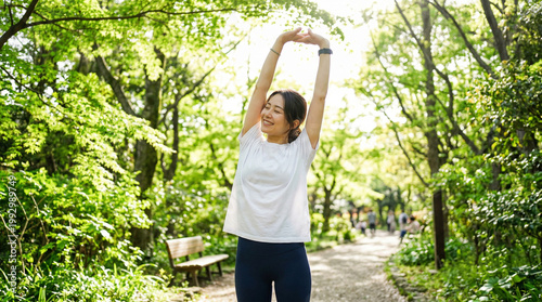 新緑でストレッチをする日本人女性