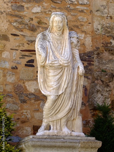 Foto Roman marble sculpture of a goddess or matron. Extremdura - Spain