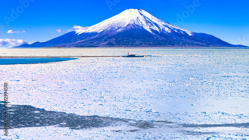 オホーツク海の流氷と富士山合成