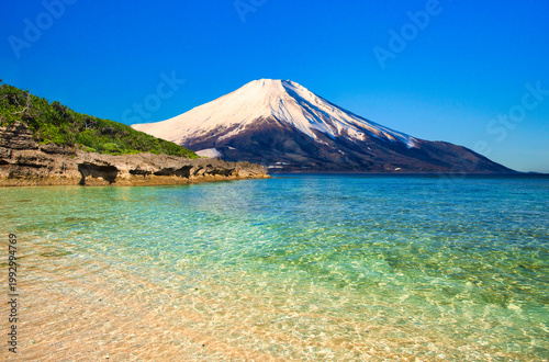 沖縄の美しいサンゴ礁の海と富士山合成