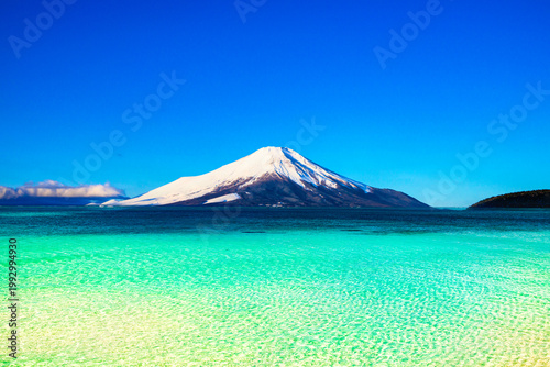 沖縄の美しいサンゴ礁の海と富士山合成