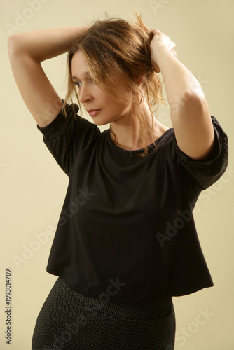 Foto Studio Fashion Portrait of Woman in Black Short Sleeve T-Shirt with Sleeve Detai