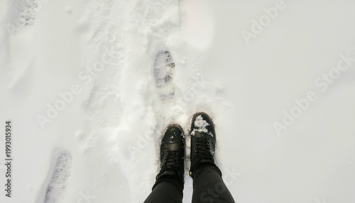 積もった雪についた足跡