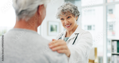 Foto Consultation, healthcare and doctor with senior woman in hospital for advice in discussion