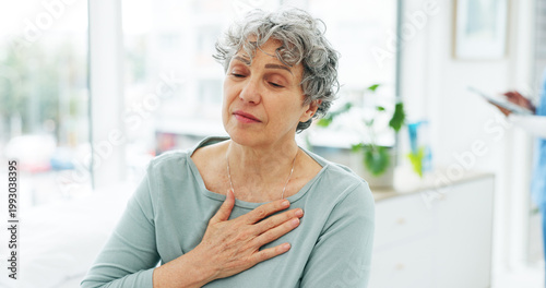 Schilderij op canvas Consultation, medical and senior woman with chest pain or cardiovascular emergency in hospital