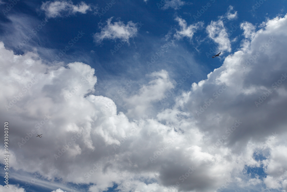 Obraz premium Beautiful sky with fluffy clouds