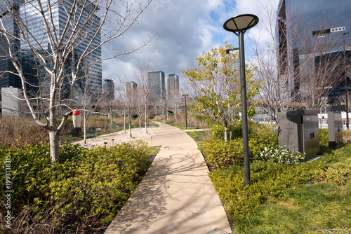 Tableau sur toile 大阪駅　うめきた公園