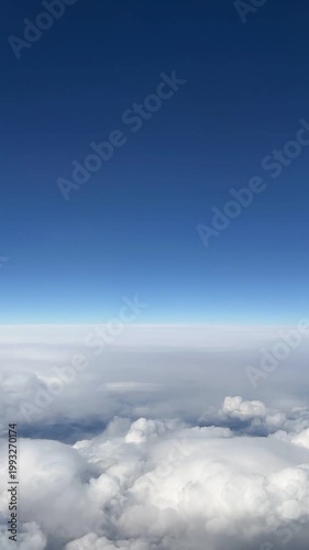 飛行機の窓から見る雲と風が流れる景色、タイムラプスで時間の流れを可視化する
