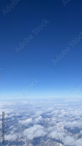 飛行機の窓から見る雲と風が流れる景色、タイムラプスで時間の流れを可視化する