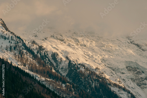 Coucher de soleil sur une montagne enneigée