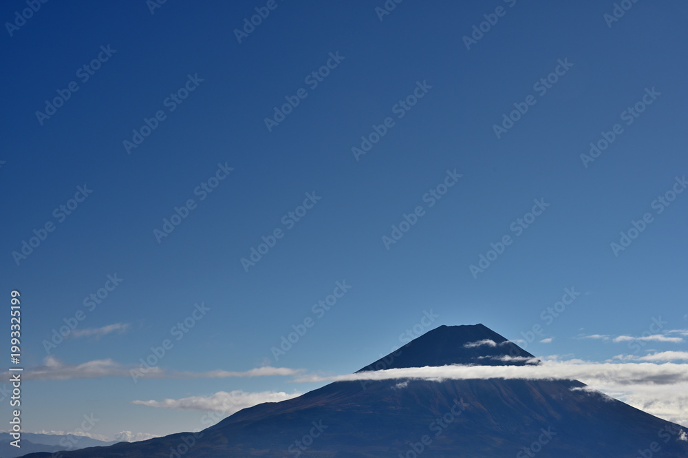 Fototapeta premium 天子山地の毛無山山頂から 晴れ行く富士山 コピースペース 