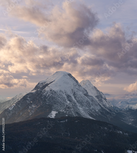Foto Dramatic mountains with clouds and sunlight