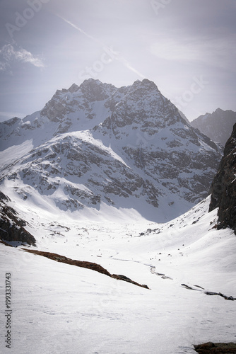 Vallée enneigée et ensoleillée dans les Alpes en France