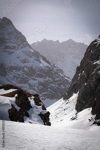 Vallée enneigée et ensoleillée dans les Alpes en France