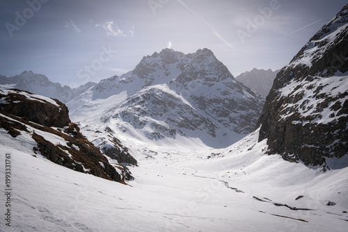 Vallée enneigée et ensoleillée dans les Alpes en France