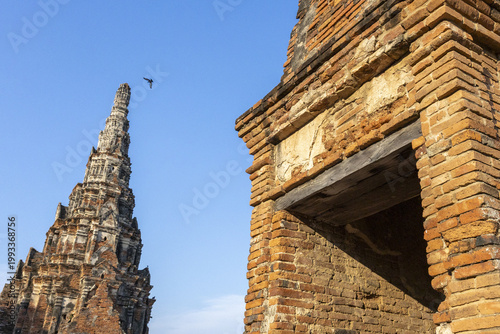 Foto Ancient temple ruins in Ayutthaya Thailand showing historic brick architecture u