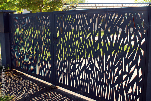 Portail moderne ajouré en découpe laser noir gris anthracite, tôle aluminium perforée, design contemporain
