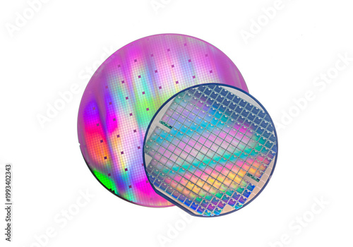 Foto Semiconductor silicon wafer disk chip made of silicon isolated on white background used in electronics for the fabrication of integrated circuits