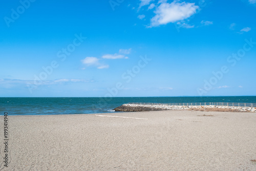 二見浦海岸の砂浜と堤防