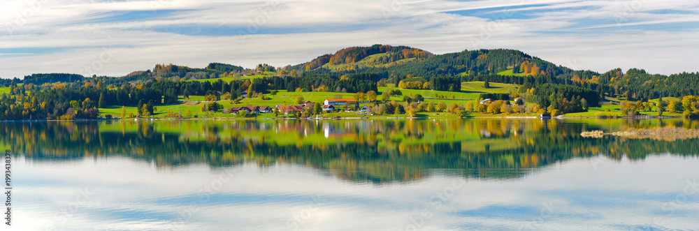Fototapeta premium Im Allgäu spiegeln sich die Berge auf der Wasseroberfläche des Forggensee bei Füssen