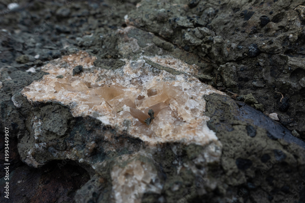 Obraz premium Texture of calcite crystal formation in natural stone