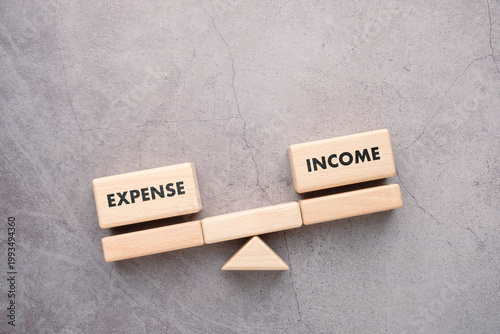 Konstfotografi Income and expense imbalance concept