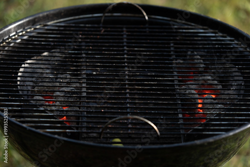 preparazione di una griglia per un barbeque all'aperto