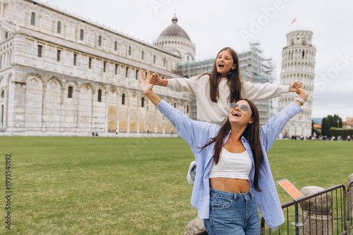 фотографія Mother and daughter enjoying family vacation at the Leaning Tower of Pisa, Italy