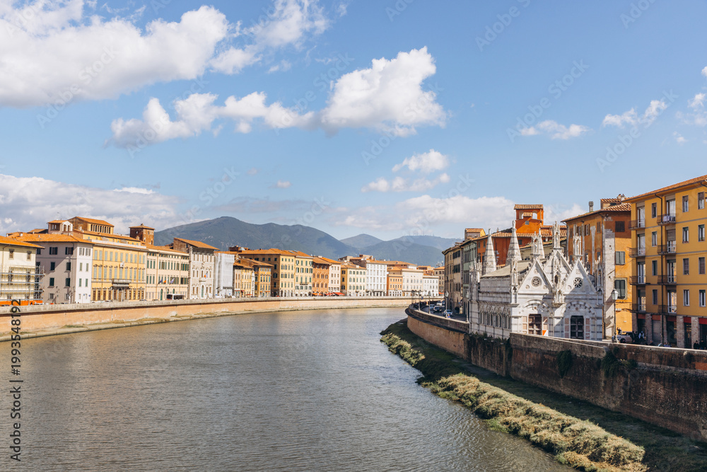 Obraz premium Arno River flowing past the Santa Maria della Spina church and historic buildings in Pisa, Tuscany, Italy