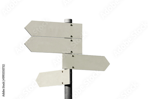Vier leere Schilder die in verschiedene Richtungen zeigen, freigestellt mit weißem Hintergrund