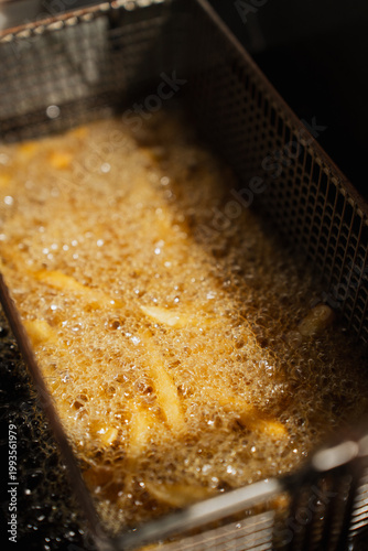 Papas fritas en una freidora
