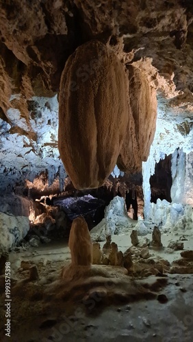 Photos Une magnifique et énorme concrétion de calcite dans une grotte du sud de la Fran