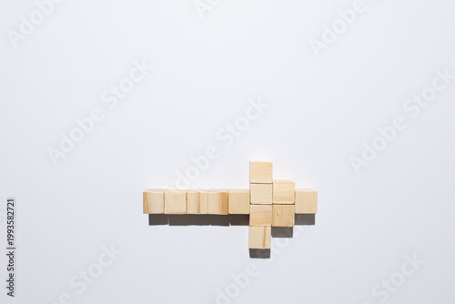 Φωτογραφία Wooden blocks forming an extended right-pointing arrow representing momentum, continuation and forward expansion