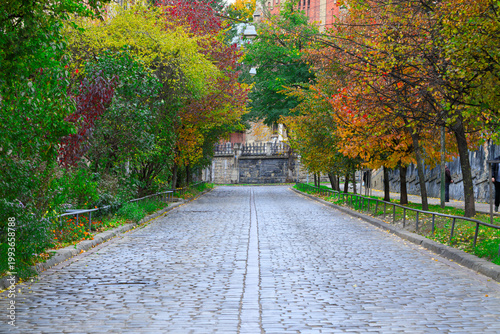Foto beauty cobble stone road passage under autumn street European city scape