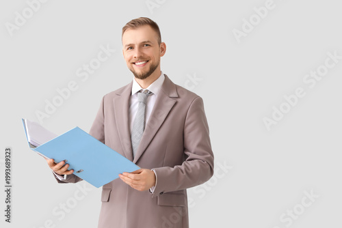 Male business consultant wi...