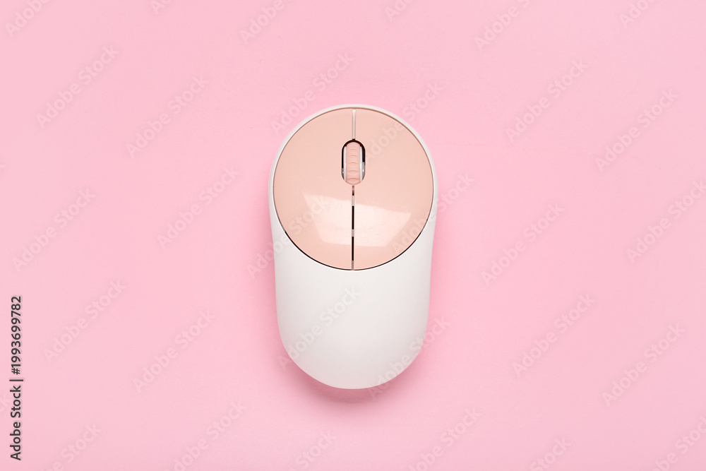 Naklejka premium Modern wireless computer mouse on pink background