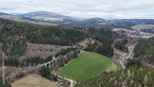 Landschaft der Wechselregion mit den eingebetteten Viadukten der Wechselbahn, bei Aspang-Markt, Niederösterreich 